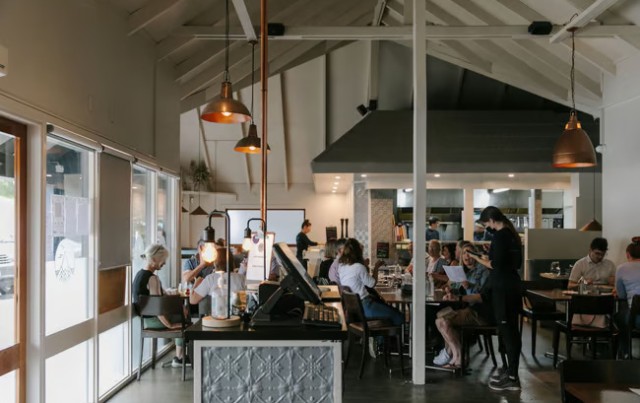 Restaurant dining room at Blue Lake Eatery and Bar qDEKbrv.jpg 2