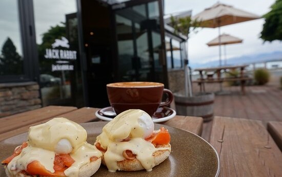 eggs benedict with salmon